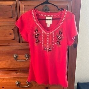 New York Laundry Women’s red V-neck top with embroidered flowers size small NWT